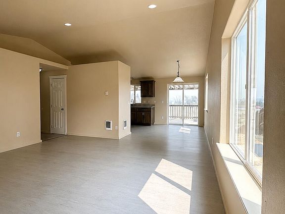 3rd image of 402 SE Carmen Way