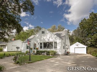 1011 S Pearl St, Belding, MI 48809