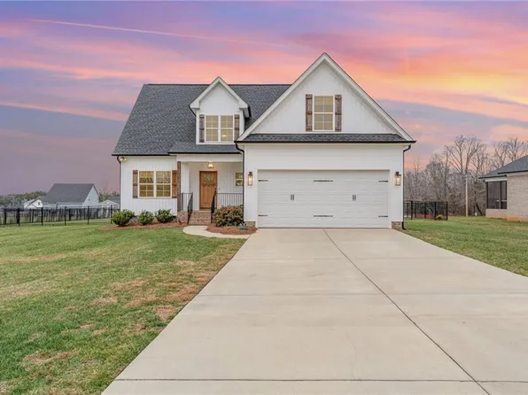 8876 Belews Ridge Rd, Stokesdale, NC 27357