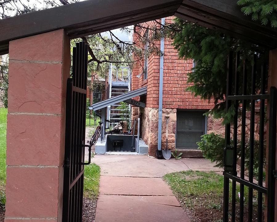 Front sidewalk entrance