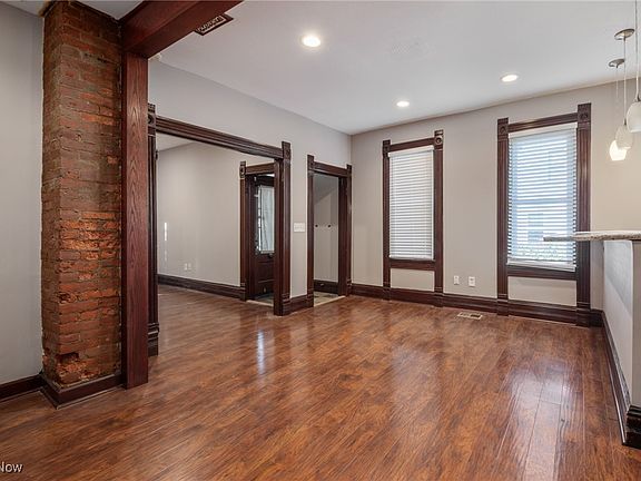 5th image of 1919 W 45th St