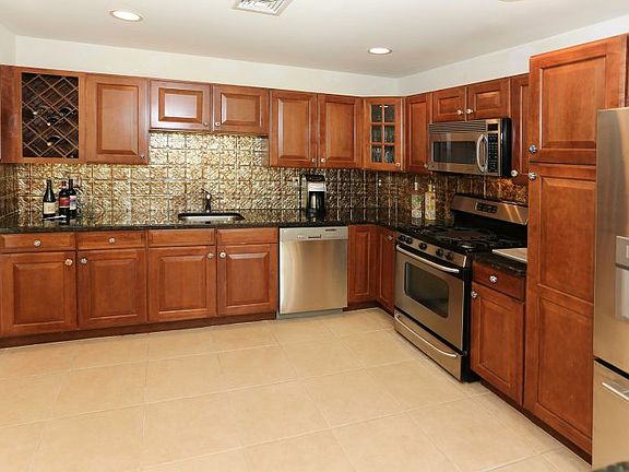5th image of 16 Ferndale Ln