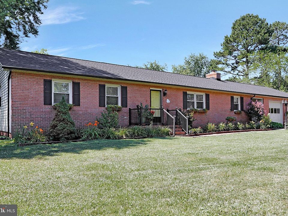1st image of 105 Chesterfield Cir