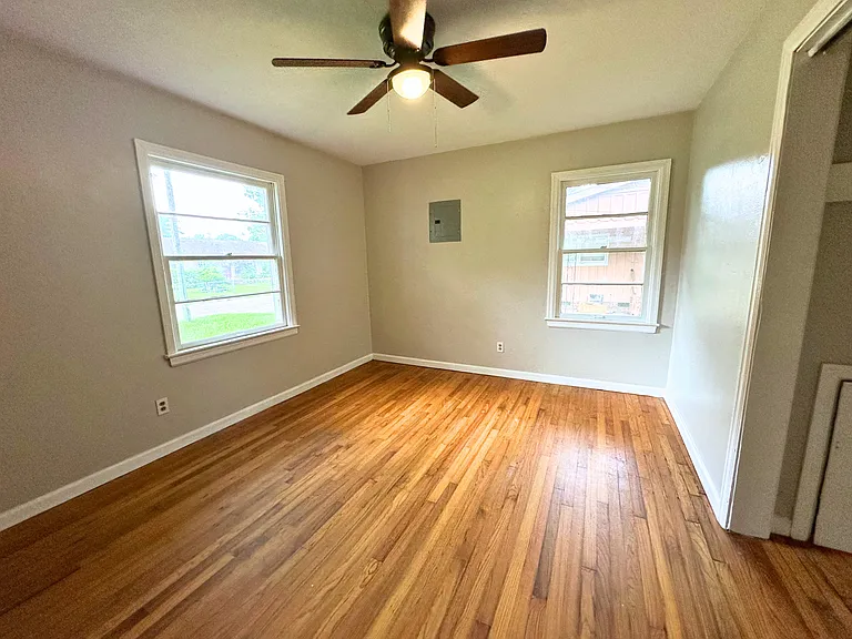 916 Delmar Dr — Photo 9