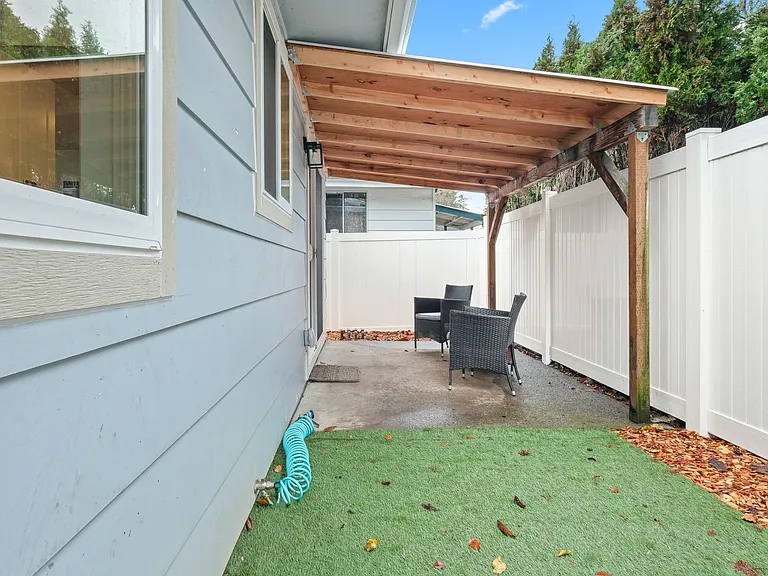 427 NE 84th Ave — Photo 17