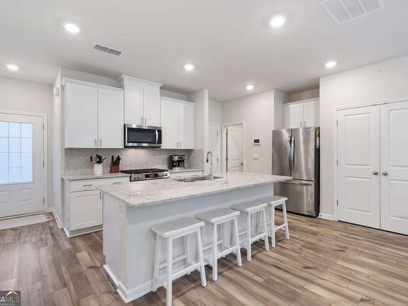 3rd image of 350 Timberland Ave
