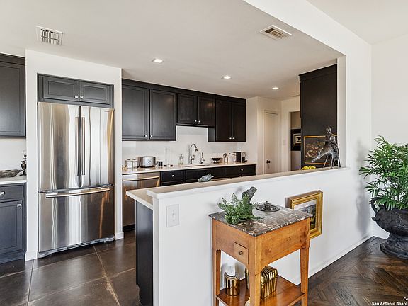4th image of 700 E Hildebrand Ave #702