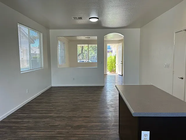 3 bed, 1400 sqft, $2,000 — Photo 4