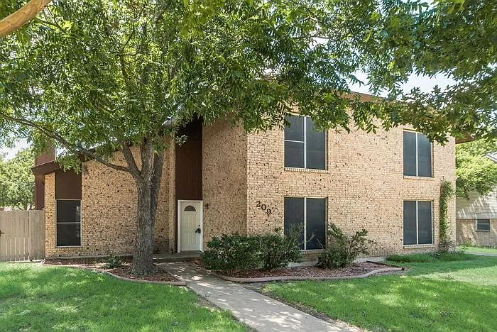 3 bed, 2.0 bath, 1730 sqft, $1,995 — Photo 1
