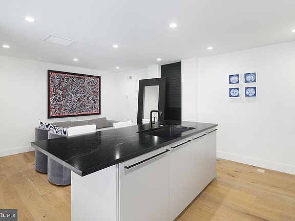 4th image of 1126 1/2 Lombard St
