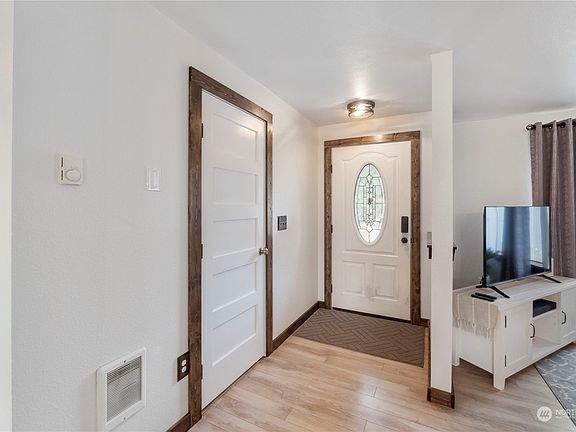 4th image of 8514 187th Street Ct E