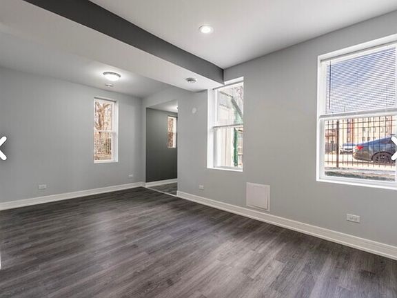 3rd image of 1028 S Oakley Blvd