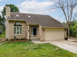 21614 Chester Rd, Ray, MI 48096