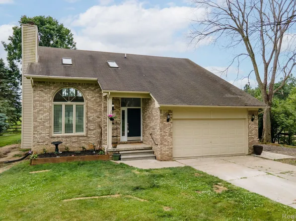 21614 Chester Rd, Ray, MI 48096