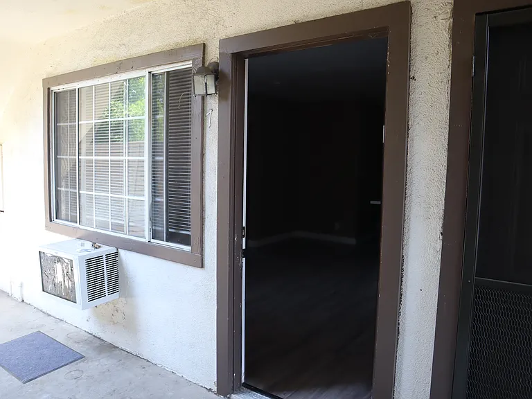 642 N Orange Grove Blvd #7 — Photo 4