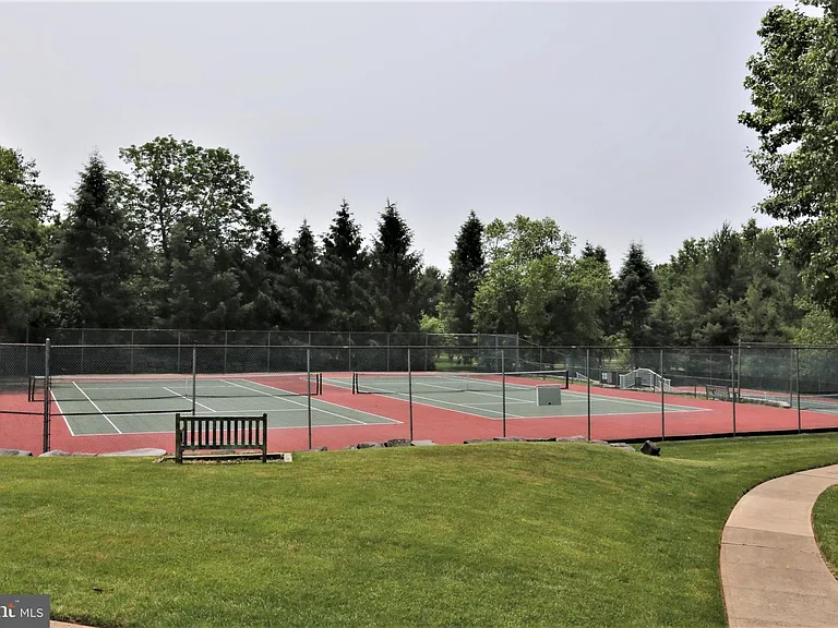 302 Wellington Park Dr — Photo 35