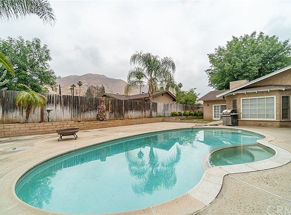 Beautiful Swimming Pool/Concrete Flooring