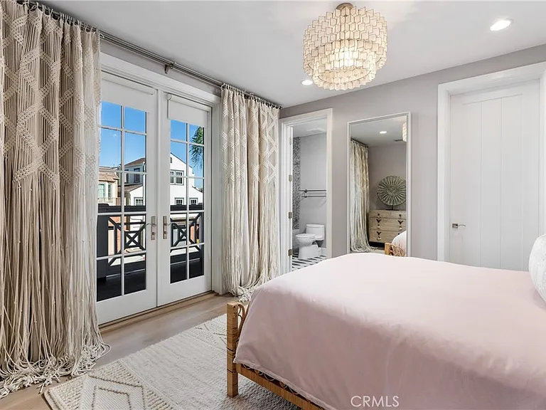 1215 E Balboa Blvd — Photo 40