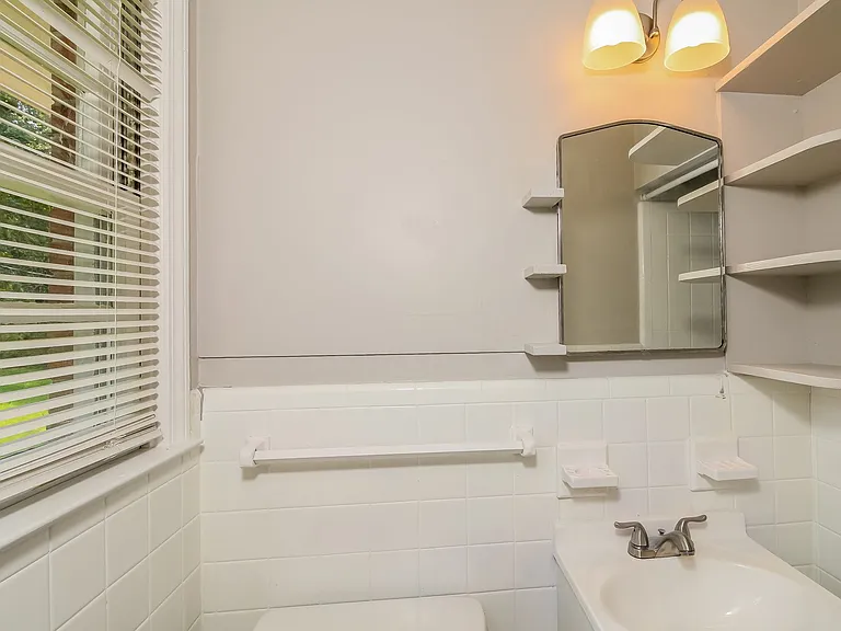 1574_028_bathroom_12877079.jpg