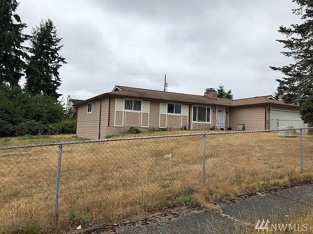 This four bedroom rambler needs only a little bit of TLC to make it shine again!