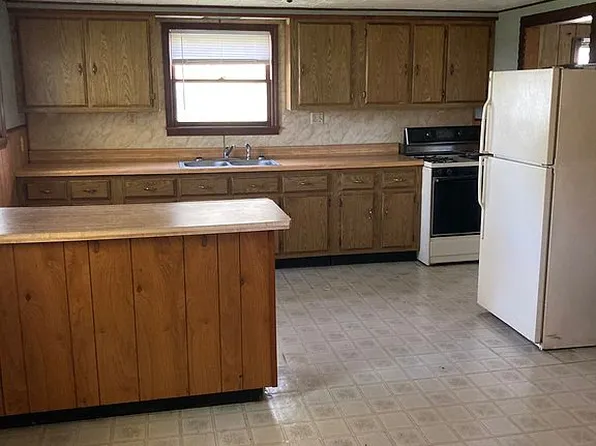 211 W South St, Lapaz, IN 46537