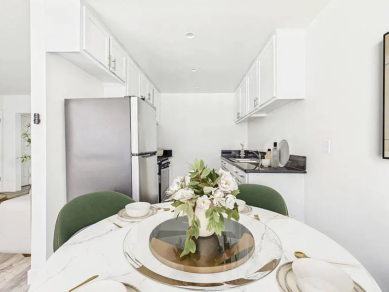 13060 Burbank Blvd. Apartments — Photo 30