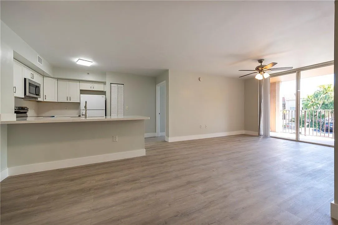 2 bed, 2.0 bath, 966 sqft, $2,250 — Photo 2