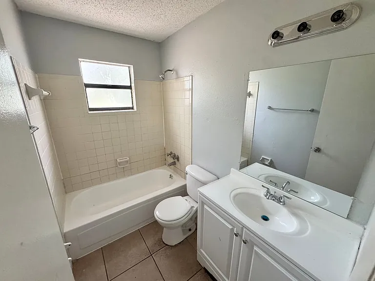 911 N Iowa Ave #2 — Photo 7
