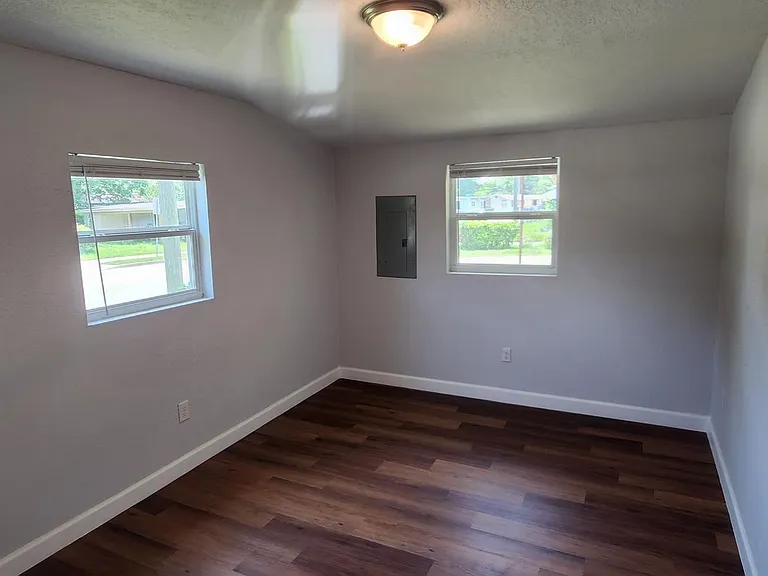 1555 W 13th St — Photo 15