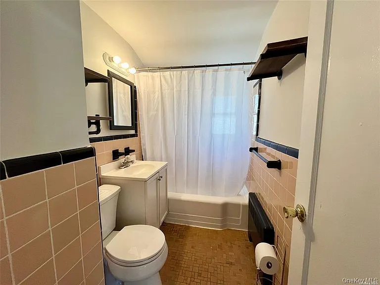 615 W Market St #UPPER — Photo 11