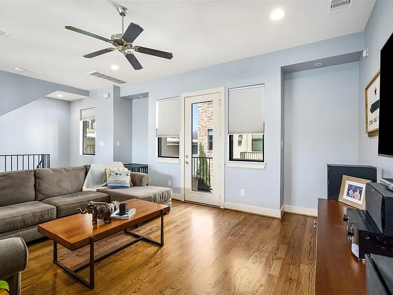1720 Live Oak St — Photo 5