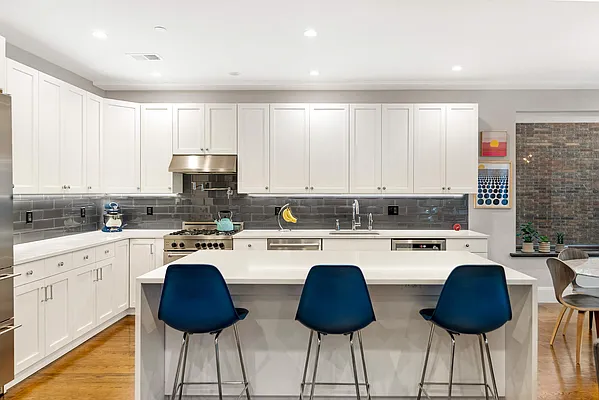 Sold by Compass | media 21