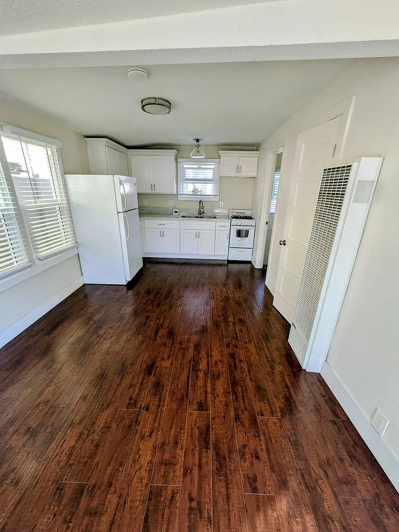 1517 East 1st Street Bullo — Photo 2