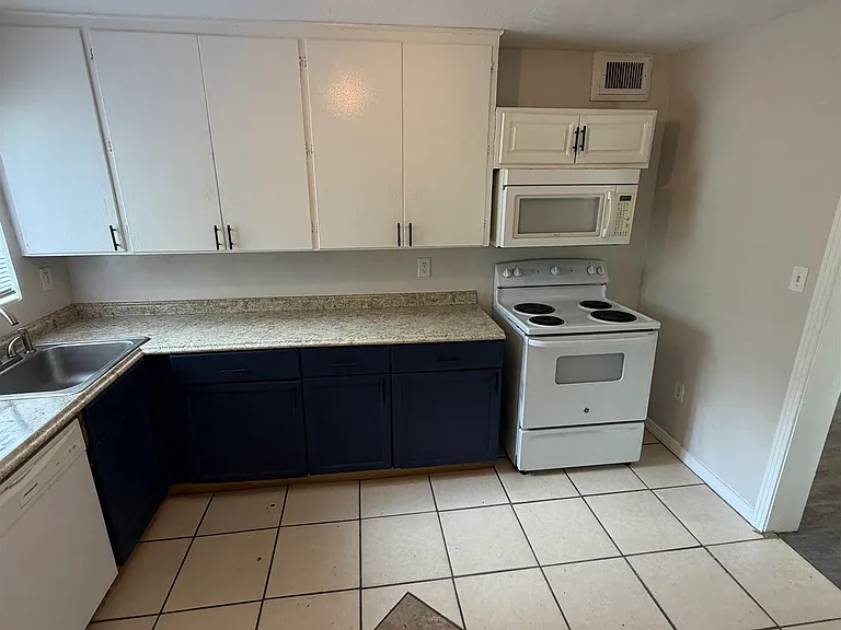 318 E Pershing St — Photo 5