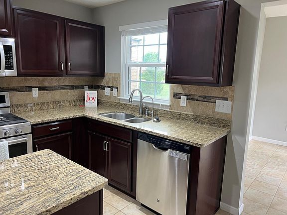 4th image of 1627 Summit Creek Dr