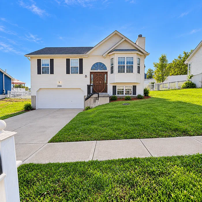 3086 Valley Oaks Dr