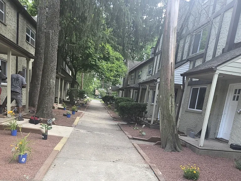 607 W Maple Ave #8 — Photo 13