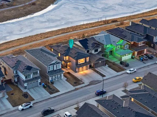 105 E Carringvue Mnr NW, Calgary, AB T3P 0W2