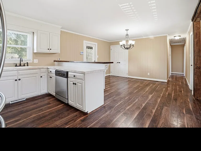 3915 Northern Hills Dr — Photo 11