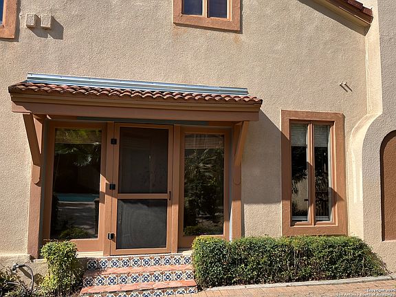 2nd image of 122 E Hollywood