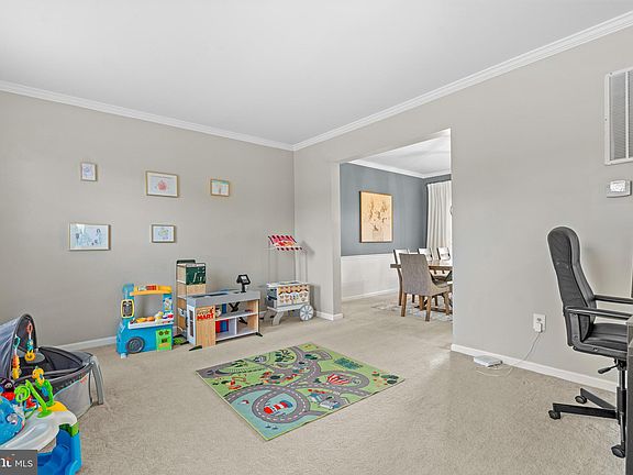 5th image of 34 Westhampton Ct