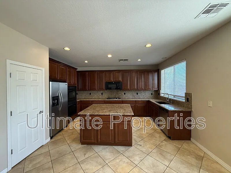 4 bed, 3.0 bath, 3813 sqft, $2,875 — Photo 4