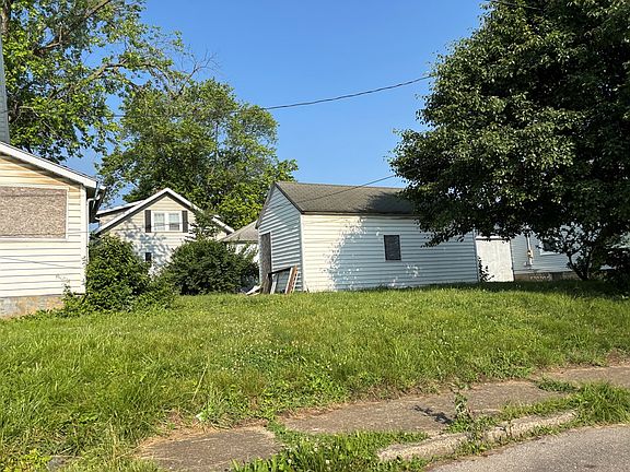 5th image of 415 Eastern Ave