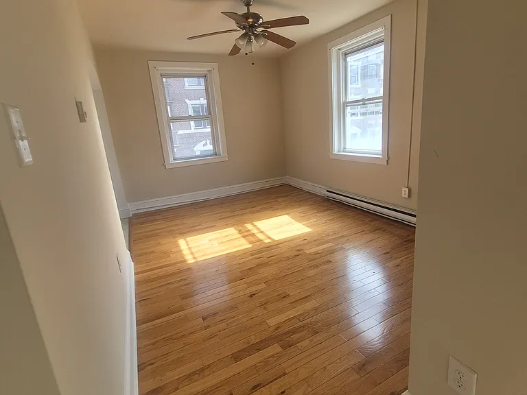 Kings Manor Apartments — Photo 11