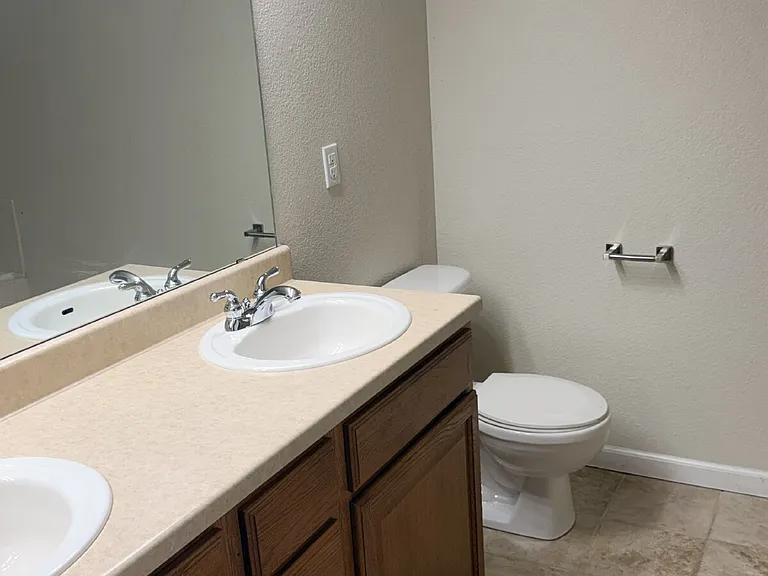 1613 Metropolitan Dr #C — Photo 15