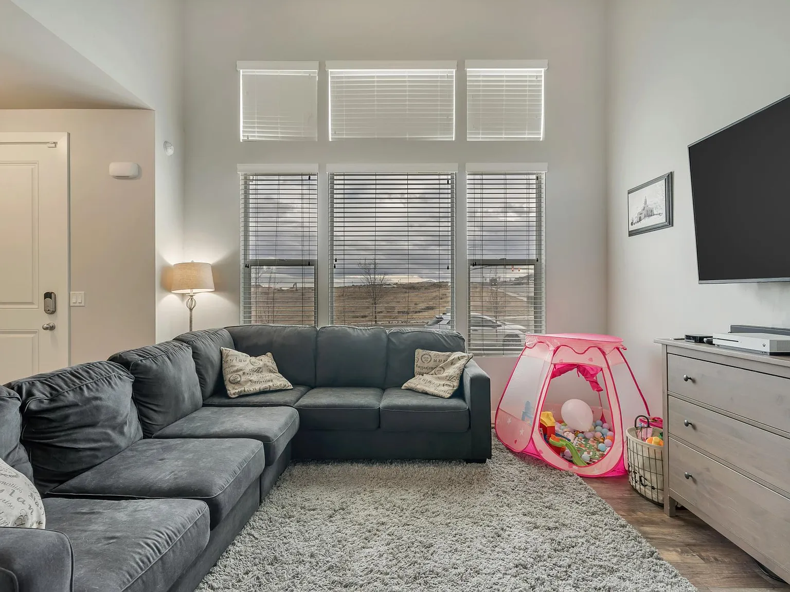2 bed, 2.5 bath, 2250 sqft, $2,200 — Photo 2