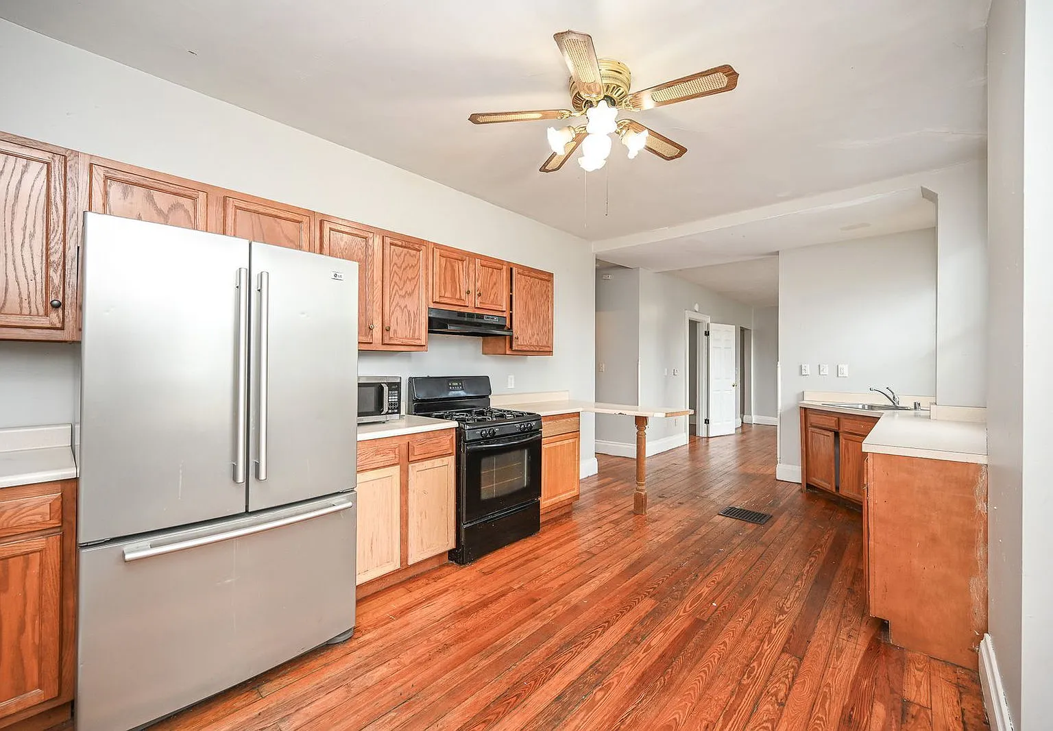 3 bed, 1.0 bath, 1231 sqft, $1,725 — Photo 1