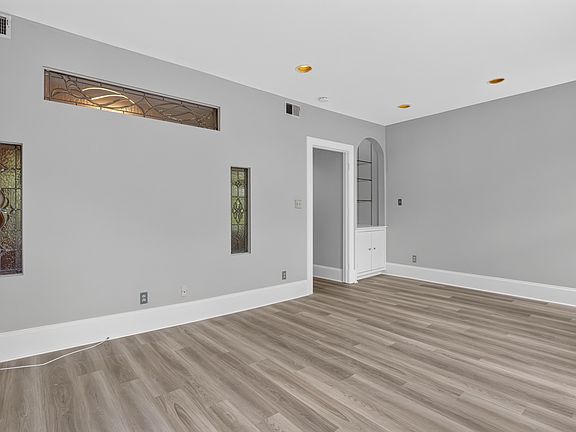 5th image of 705 8th St SE APT 400