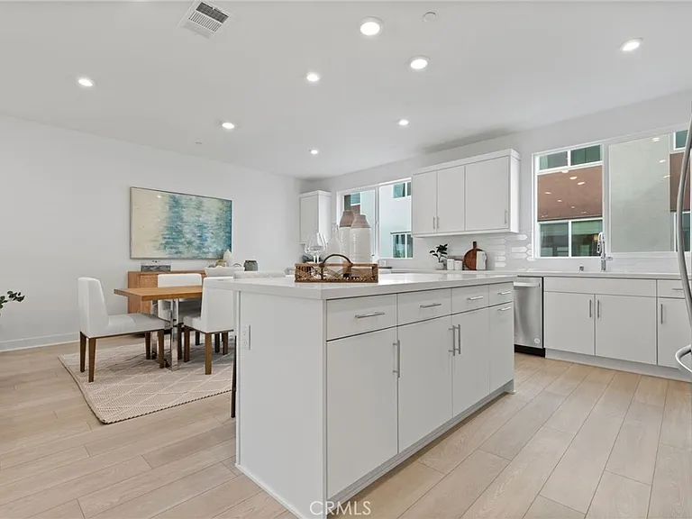 585 S Lyon St — Photo 24