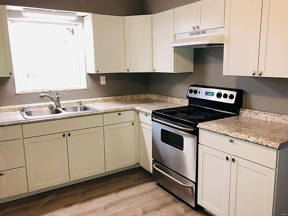 Brand NEW Everything!!! Trendy Kitchen counters, cabinets and flooring!